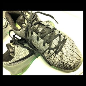Boys size 4.5 Youth Nike KD shoes basketball